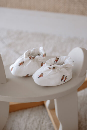 BEBEK PATIĞI - KURŞUN ASKER يترجم إلى BABY SLIPPER - SOLDIER.
