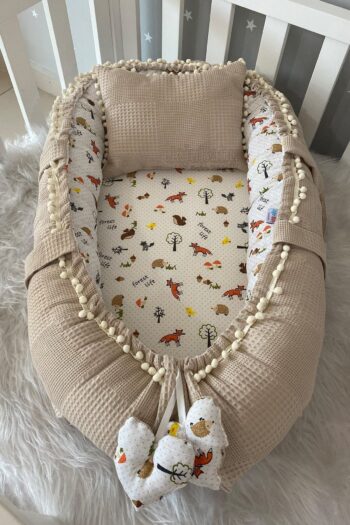 عش الطفل من جاجو مصنوع من قماش البايك وقماش الموسلين بتصميم ثعلب مع بوم بوم Jaju-babynest