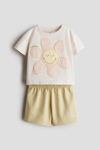 2-PIECE T-SHIRT AND SHORTS SET