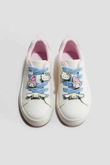 SPORTS SHOES WITH APPLIQUES