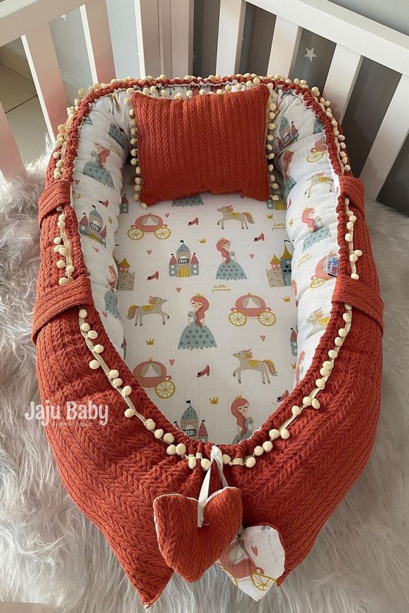 Jaju Baby Nest Brick Knit Fabric and Muslin Pom-Pom Baby Bed
