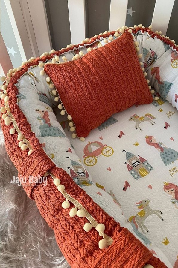 Jaju Baby Nest Brick Knit Fabric and Muslin Pom-Pom Baby Bed
