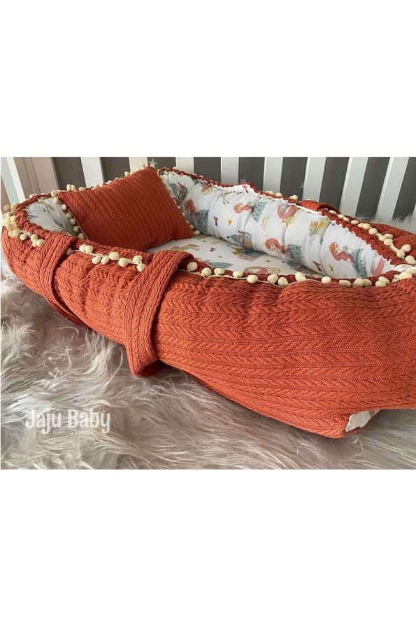 Jaju Baby Nest Brick Knit Fabric and Muslin Pom-Pom Baby Bed