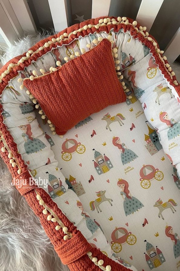 Jaju Baby Nest Brick Knit Fabric and Muslin Pom-Pom Baby Bed