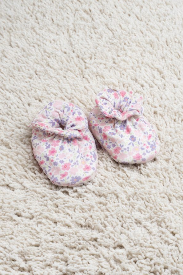 Baby Booties - Tiny Flowers / Pink