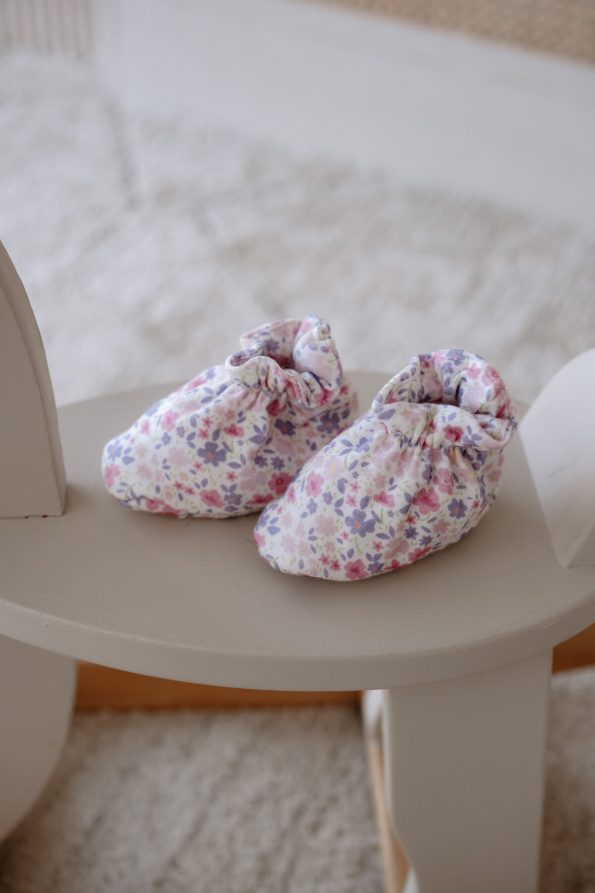 Baby Booties - Tiny Flowers / Pink