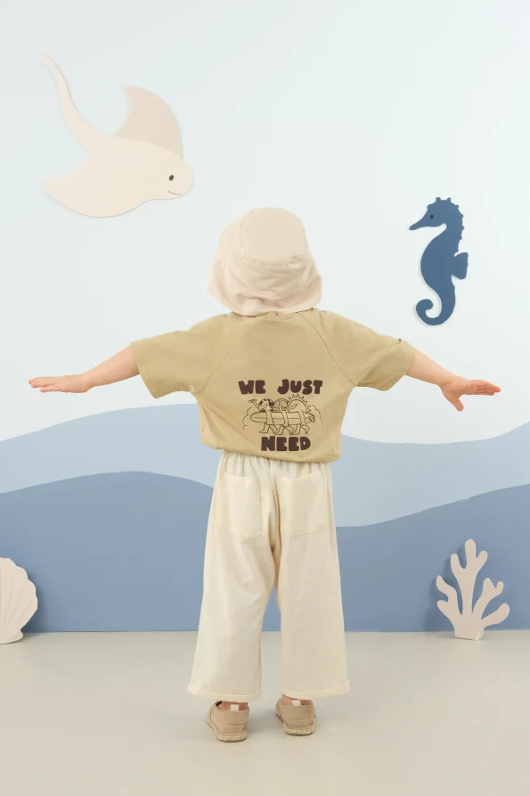 Raglan Sleeve Printed T-Shirt in Milk Coffee
