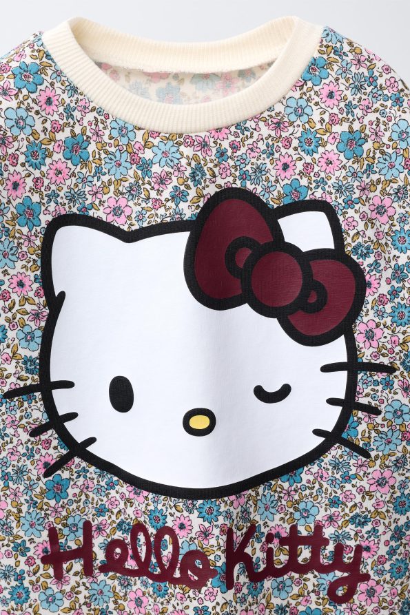 HELLO KITTY © SANRIO Flower Print T-Shirt