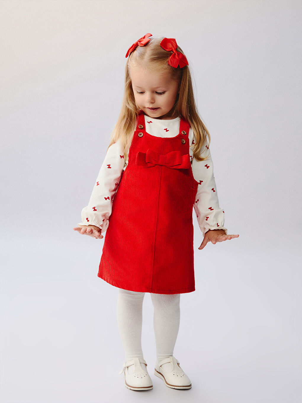 l_20252-w59618z1-kyv-93-15_5.jpg LCW baby Kirmizi Fiyonk Detaylı Kadife Kız Bebek Salopet Elbise Ve Tişört