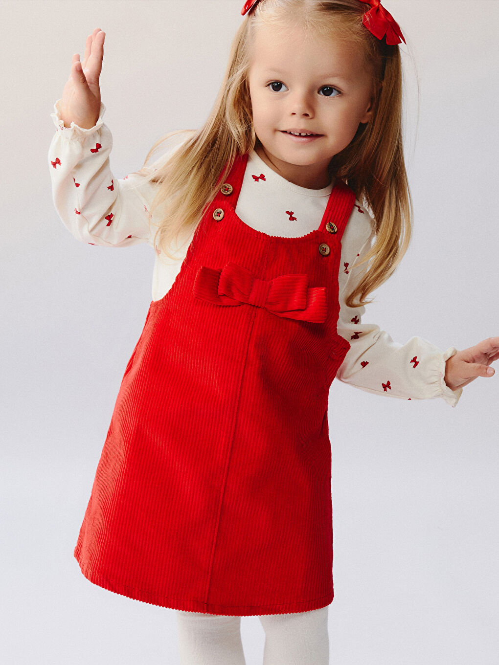 l_20252-w59618z1-kyv-93-15_7.jpg LCW baby Kirmizi Fiyonk Detaylı Kadife Kız Bebek Salopet Elbise Ve Tişört