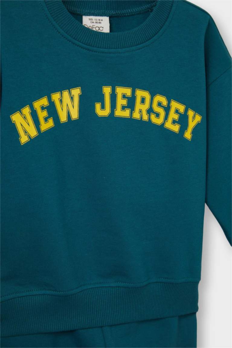 E8985A5_25AU_GN265_03_01.jpg Boys' Two-Piece Printed Sweatshirt and Pants Set