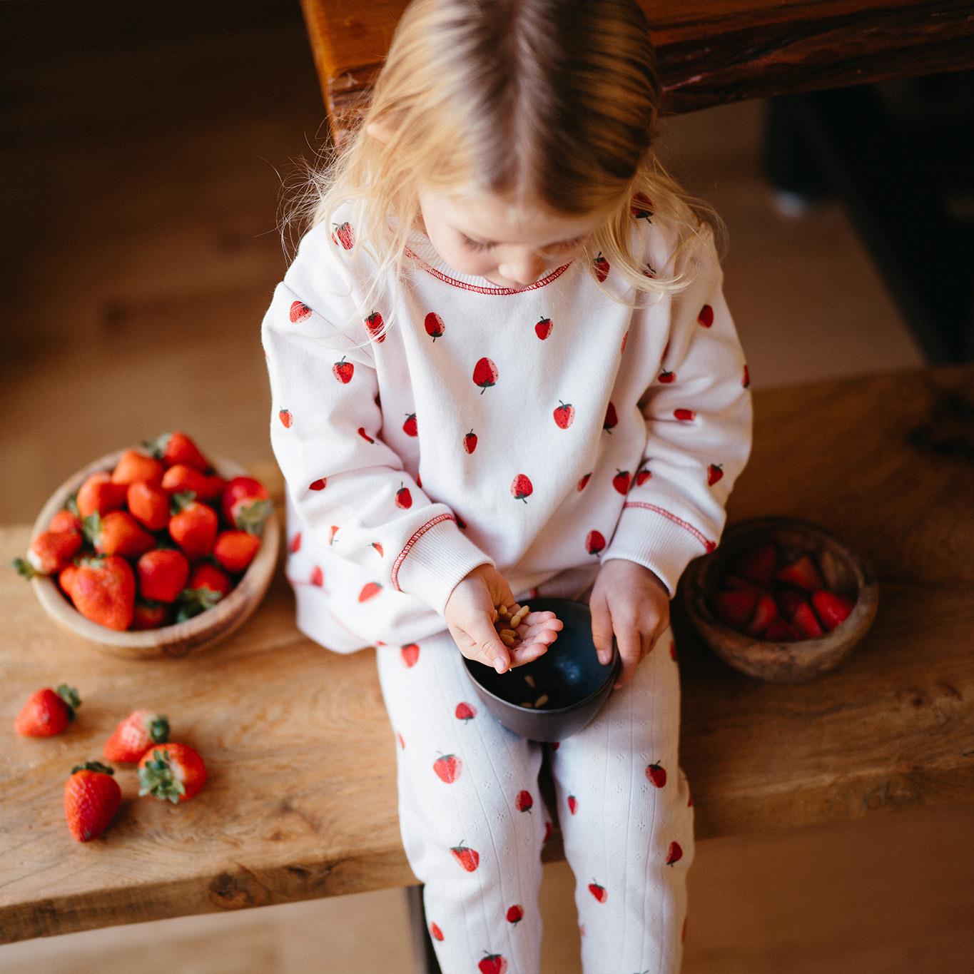 cilek-sweatshirt-pantolon-set-8449.jpg Strawberry Sweatshirt and Pants Set