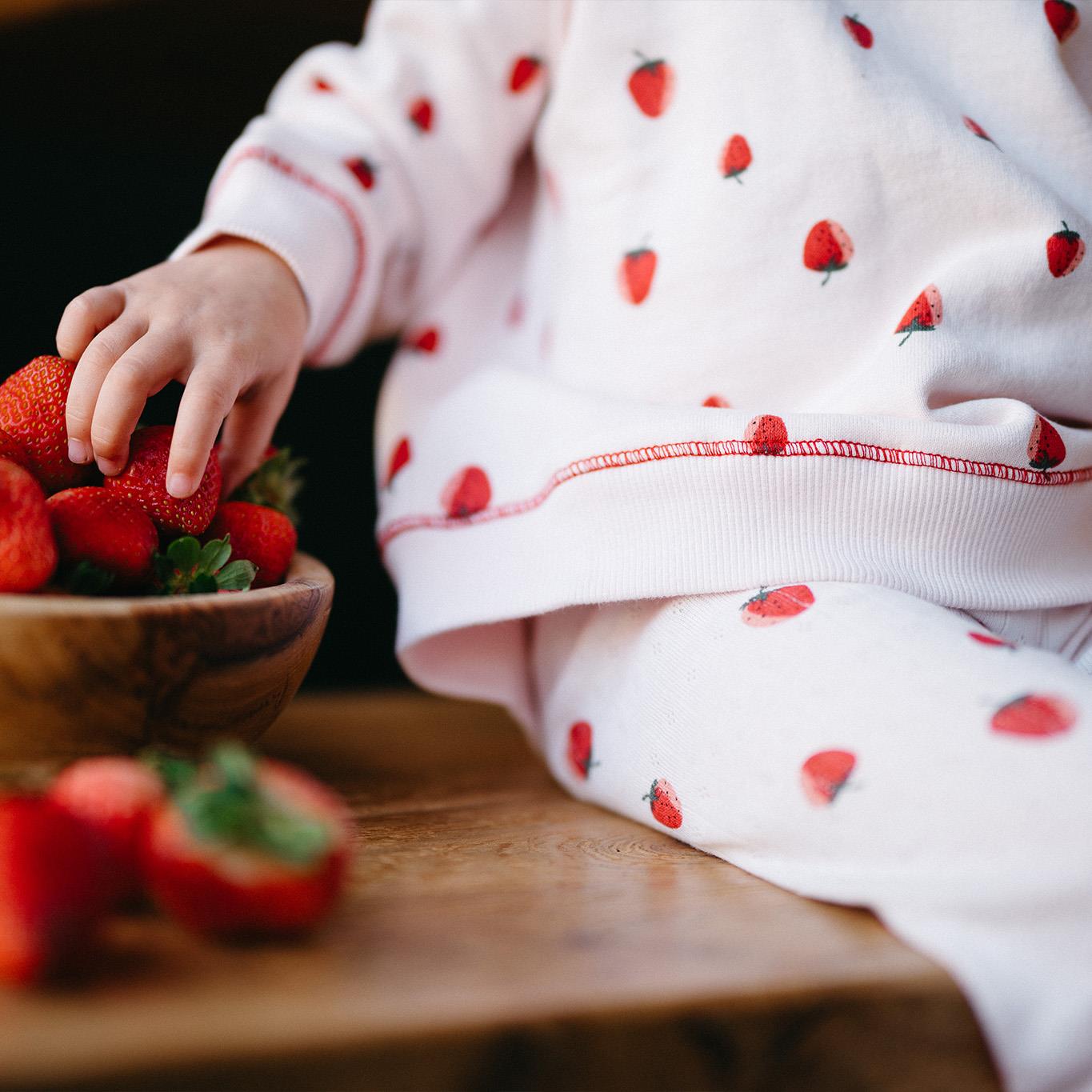cilek-sweatshirt-pantolon-set-8450.jpg Strawberry Sweatshirt and Pants Set