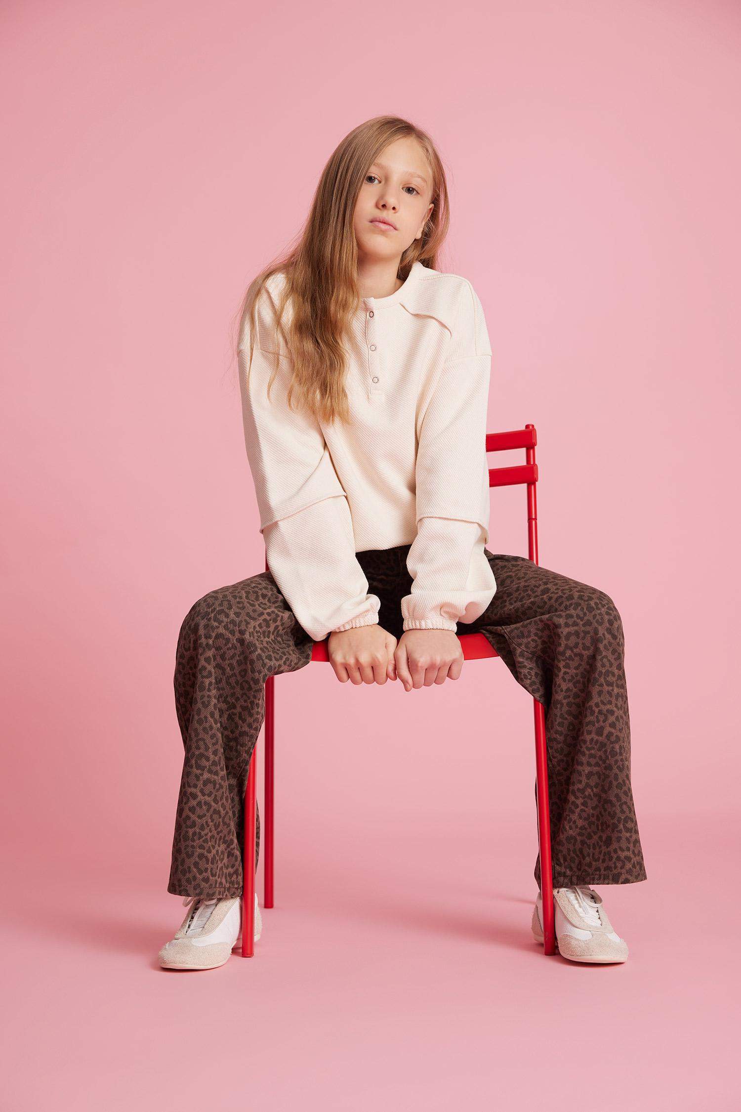 G1712A8_25AU_ER140_01_03.jpg Girls' Oversized Wide Fit Buttoned Crew Neck Sweatshirt