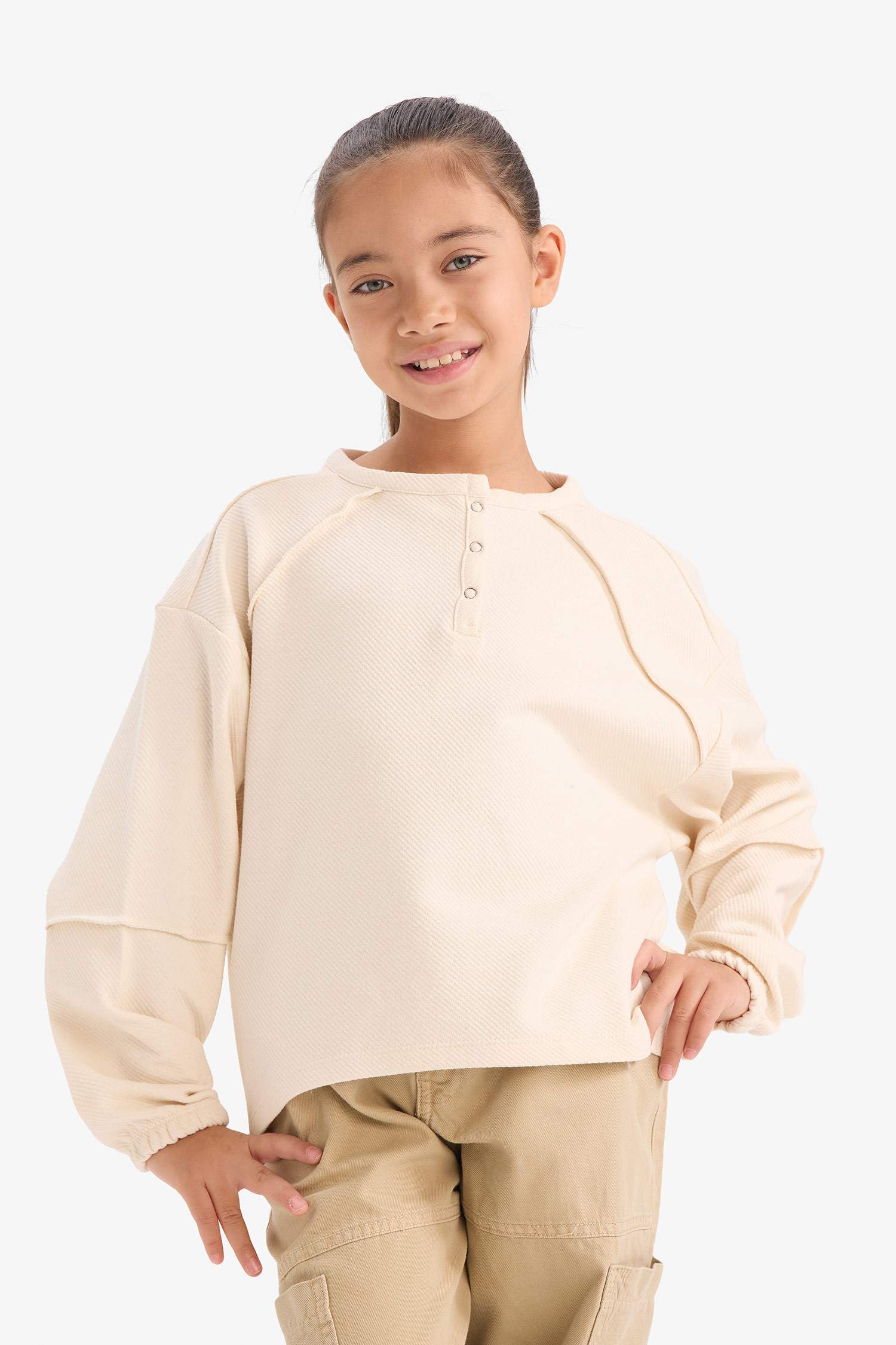 G1712A8_25AU_ER140_03_02.jpg Girls' Oversized Wide Fit Buttoned Crew Neck Sweatshirt