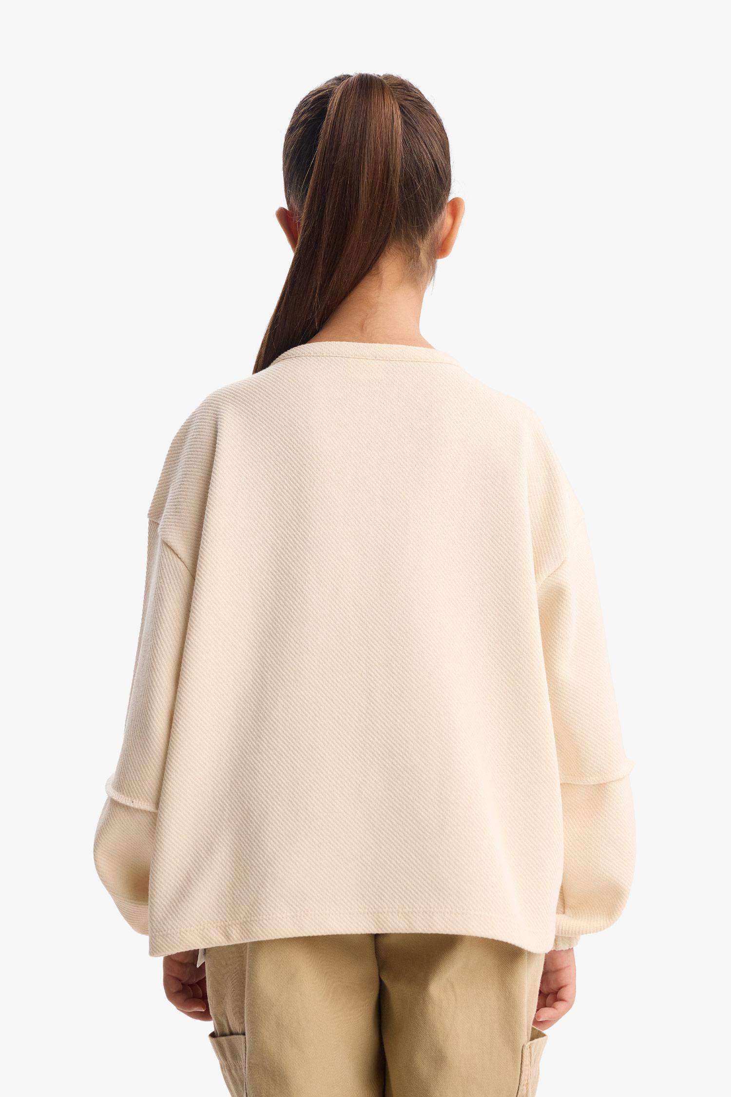 G1712A8_25AU_ER140_05_02.jpg Girls' Oversized Wide Fit Buttoned Crew Neck Sweatshirt