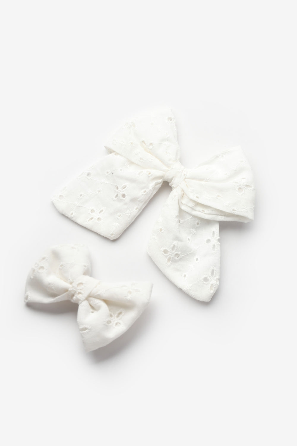 TTTM22ASGHAC002_1005_6.jpg White Fisto Bow Mother-Daughter Hair Clip Set