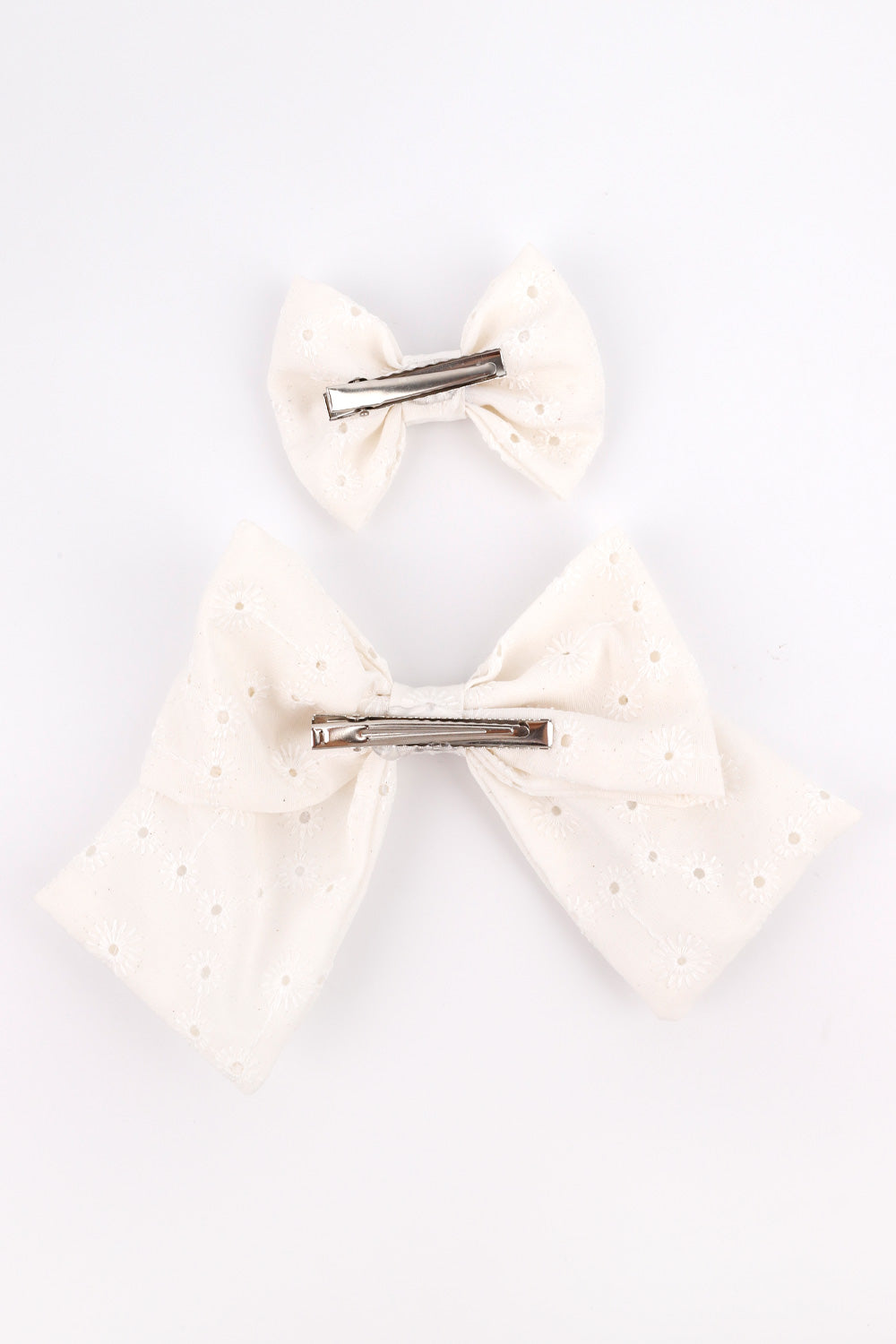 TTTM22ASGHAC002_1005_7.jpg White Fisto Bow Mother-Daughter Hair Clip Set