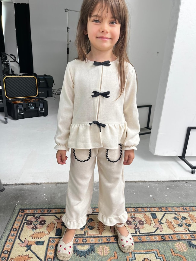 a0e378ff-f934-4a3d-9a33-2aa01ba7d8d7-45fb-4.jpeg Girls' Cotton Cream Stylish Bow Detail Set – Comfortable and Elegant Design