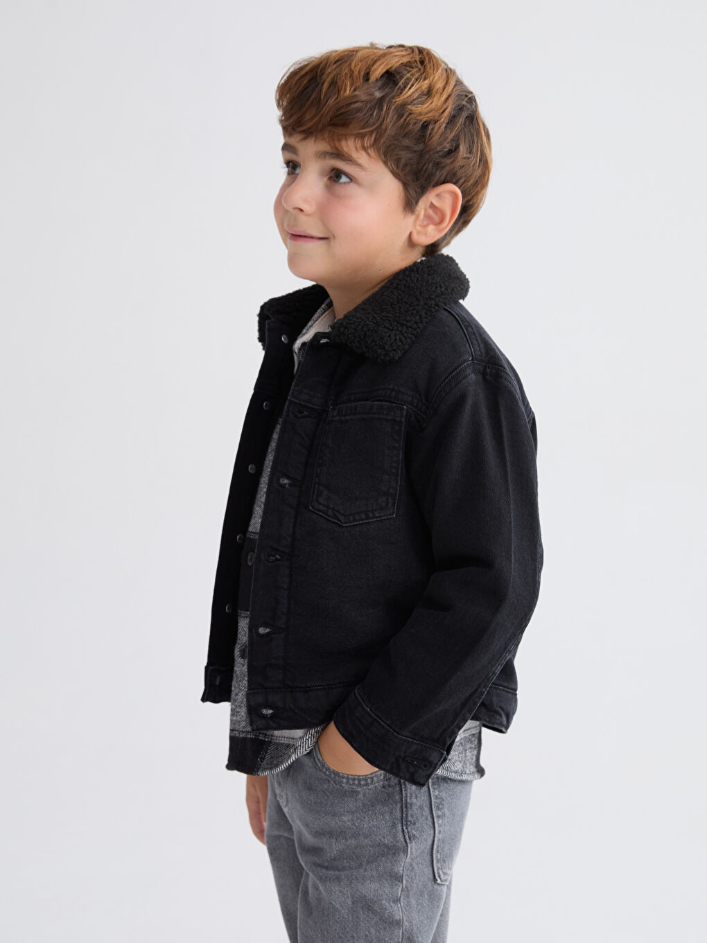 l_20252-w5eu73z1-326-98-16_5.jpg LCW Kids Black Fur Collar Boys' Denim Jacket