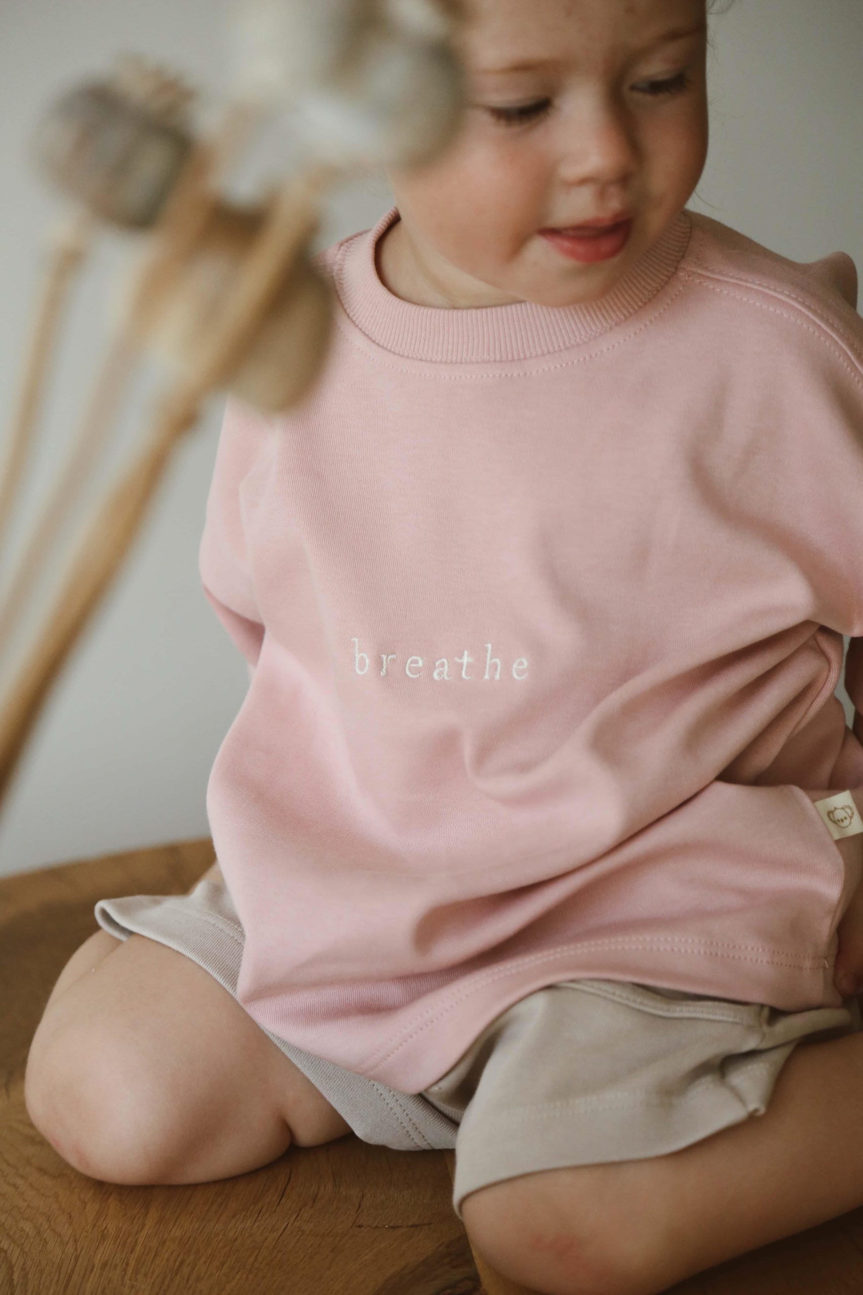 pembe-nakisli-oversize-uzun-kollu-t-sh-28a02e.jpg Pink Embroidered Oversized Long Sleeve T-shirt